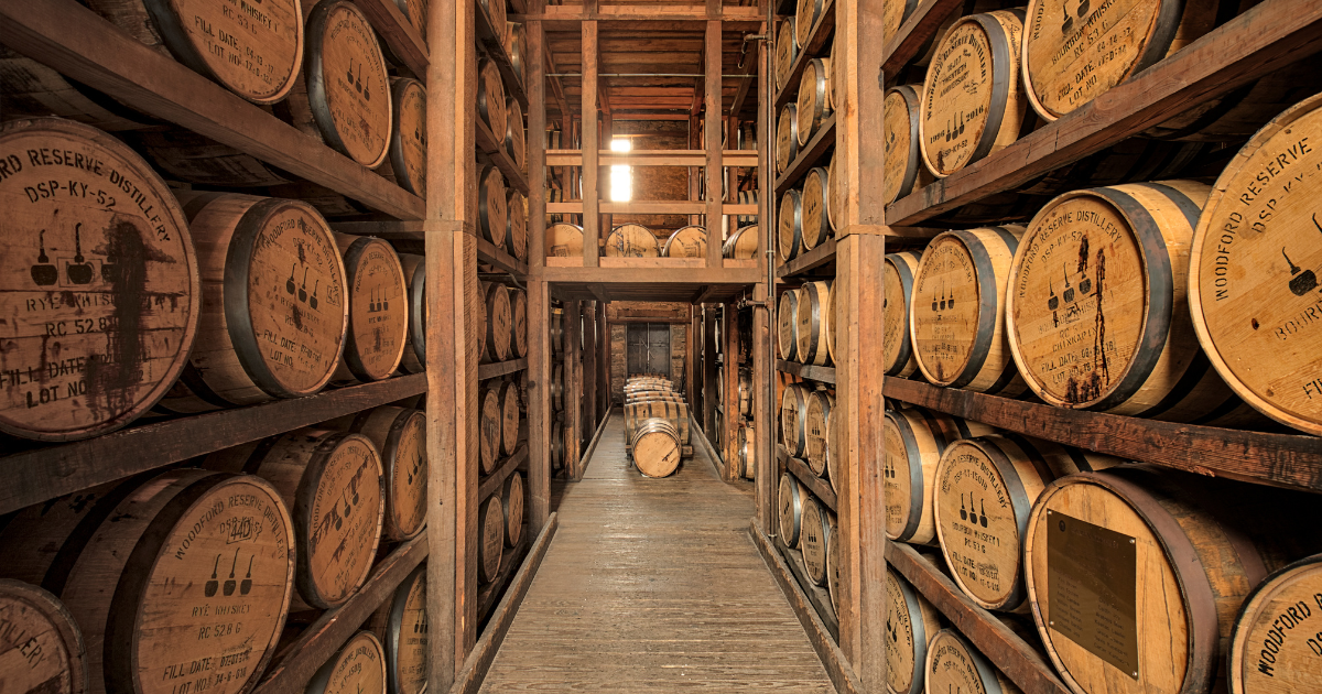 How to source quality oak barrels for aging whiskey